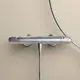 Brausethermostat von Ideal Standard, verchromt, an wandmontierter Halterung befestigt, mit einem flexiblen Schlauch für die Dusche.